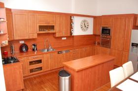 Apartamento dúplex de lujo en una zona residencial.