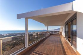 Nueva villa de lujo moderna con vistas al mar.