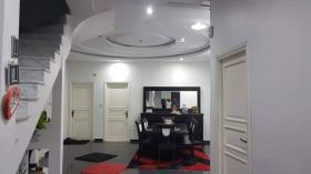 En venta una villa de dos niveles