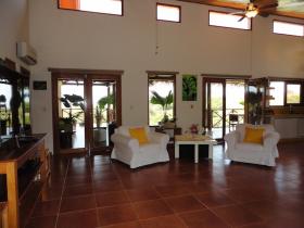 Casa de campo de lujo con vista al mar y montañas