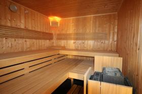 Edificio residencial y comercial con zona de sauna y piscina cubierta en venta