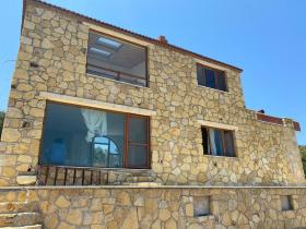 Casa de piedra con una vista única