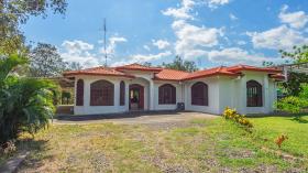 Villa de 4 dormitorios con 3.9 acres (1.6 ha) de tierra en Liberia