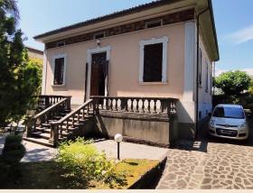 Villa ubicada en un pueblo medieval en Toscana