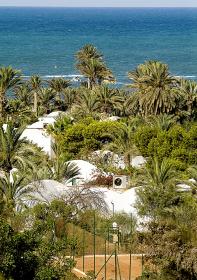 Hotel bien establecido, situado en una magnífica playa.