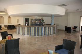 Hotel bien establecido, situado en una magnífica playa.