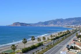 Apartamento con ventanas panorámicas y vistas al mar