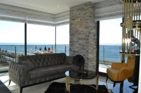 Apartamento con ventanas panorámicas y vistas al mar