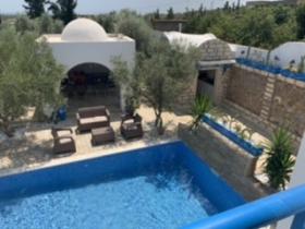 Villa en medio de olivos con vista al mar