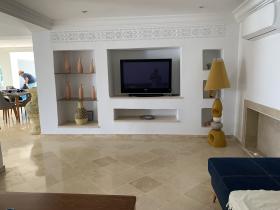 Villa en medio de olivos con vista al mar