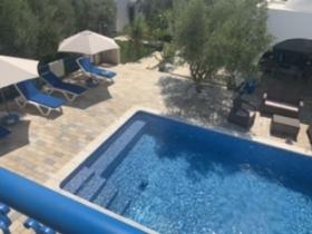 Villa en medio de olivos con vista al mar