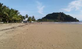 Terreno con casa en playa Ambodrona en venta