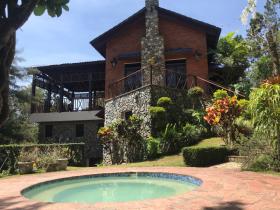Se vende bonita villa con vista al pueblo