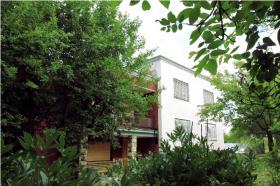 Se vende casa con gran jardín