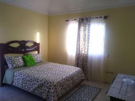 Amplio apartamento en urbanización cerrada en venta - 20 min de la playa