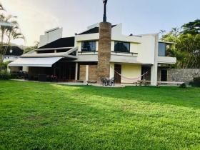 Espectacular casa moderna en La Lagunita, Caracas