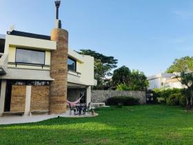 Espectacular casa moderna en La Lagunita, Caracas