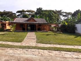 En venta juntos restaurante, casa de campo y villa en la isla turística