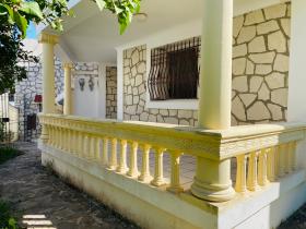 Casa de piedra cerca de la playa en zona residencial