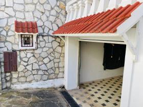 Casa de piedra cerca de la playa en zona residencial