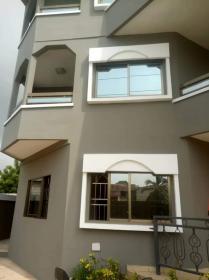 Se vende gran edificio en Akpakpa Zone des Ambassades