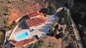 Fantástica villa reformada de 5 habitaciones, 14000 m2 de terreno, pista de tenis, piscina