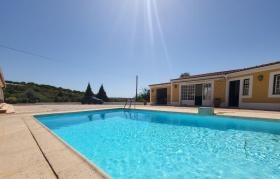 Fantástica villa reformada de 5 habitaciones, 14000 m2 de terreno, pista de tenis, piscina