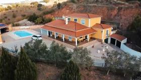 Fantástica villa reformada de 5 habitaciones, 14000 m2 de terreno, pista de tenis, piscina