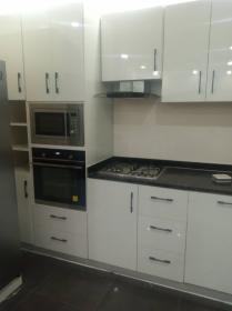 Nuevo apartamento con cocina abierta totalmente equipada.