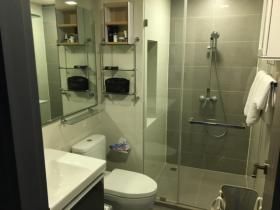 En venta en el área de Bangkok Asoke nuevo apartamento de 2 dormitorios- rentabilidad inmediata