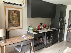 En venta en el área de Bangkok Asoke nuevo apartamento de 2 dormitorios- rentabilidad inmediata