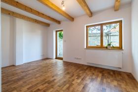 Casa recién reconstruida en estilo original con elementos modernos en Liboc