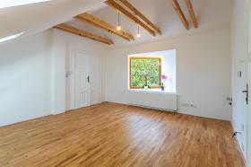 Casa recién reconstruida en estilo original con elementos modernos en Liboc