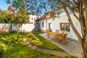 Casa recién reconstruida en estilo original con elementos modernos en Liboc
