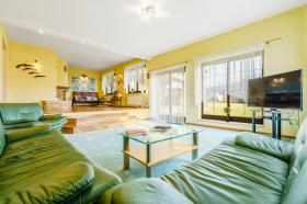 Una casa muy grande cerca de Praga para una familia muy grande