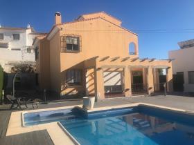 Casa independiente ubicada a 500 metros del mar con excelentes vistas