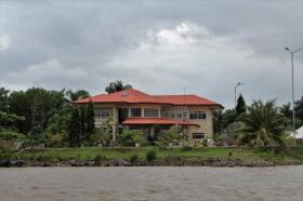 Villa frente al mar con puerto deportivo privado
