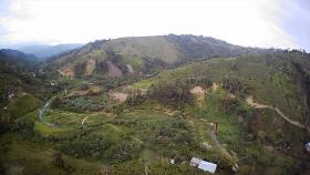 La finca de 71 ha con cascadas que nacen en las montañas