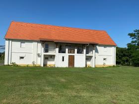 Granja de caballos en el lago Balaton