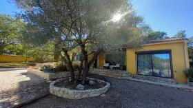 Preciosa villa de 7 habitaciones en un terreno arbolado con piscina