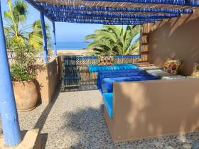 Casa a 80 m de la playa de arena con vistas al mar de 180 grados.