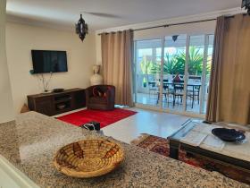 Casa a 80 m de la playa de arena con vistas al mar de 180 grados.