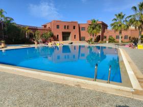 Casa a 80 m de la playa de arena con vistas al mar de 180 grados.