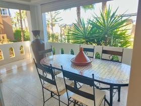 Casa a 80 m de la playa de arena con vistas al mar de 180 grados.
