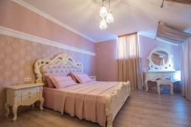 Venta de casa de tres pisos en Saguramo