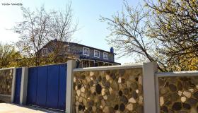 Venta de casa de tres pisos en Saguramo
