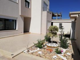 Casa moderna de lujo ubicada en una residencia segura