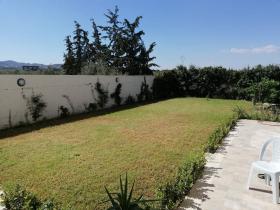 Casa moderna de lujo ubicada en una residencia segura