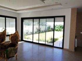 Casa moderna de lujo ubicada en una residencia segura