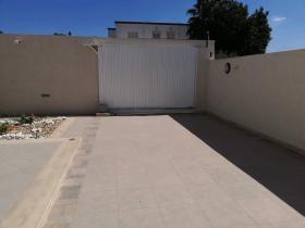 Casa moderna de lujo ubicada en una residencia segura